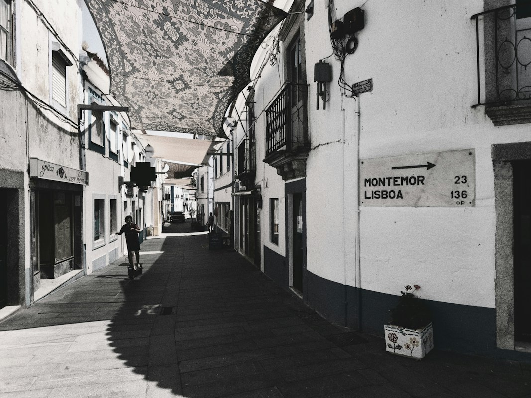 Mestská ulica s tradičnou architektúrou